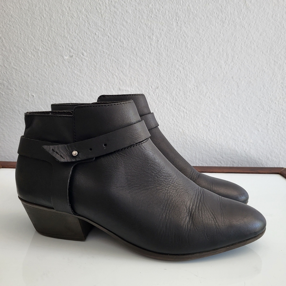 Clarks Boylan Casual Black Ankle Boots.